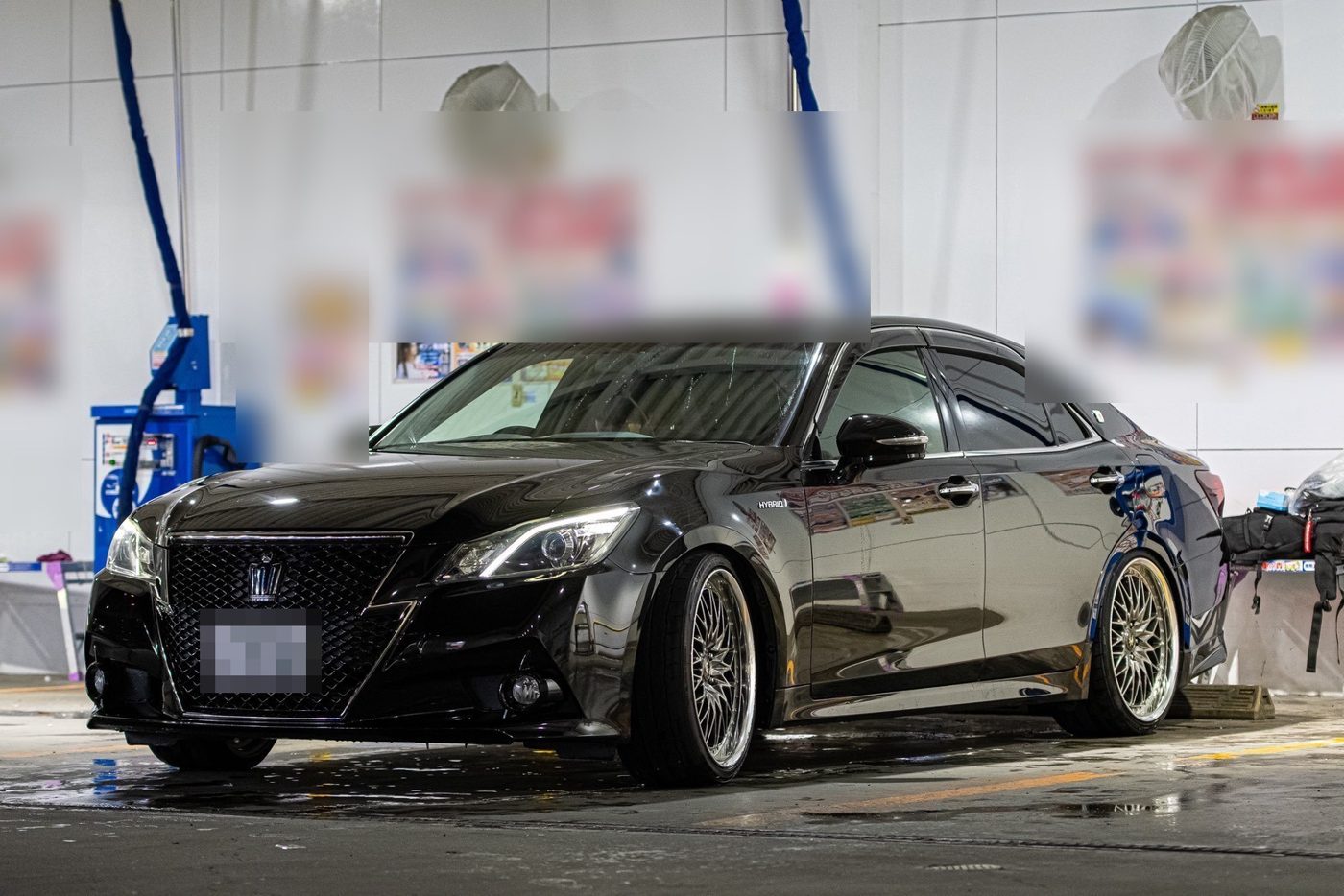 夜の洗車場に停まる黒いクラウン（ナンバー等は加工済み）