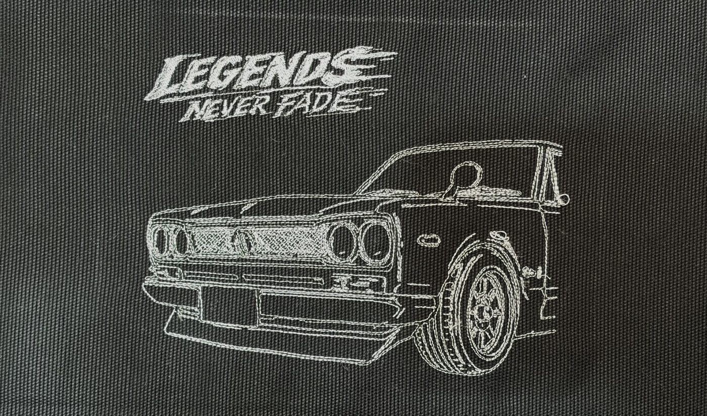 黒布に白糸で刺繍した旧車とLEGENDS NEVER FADEのロゴ
